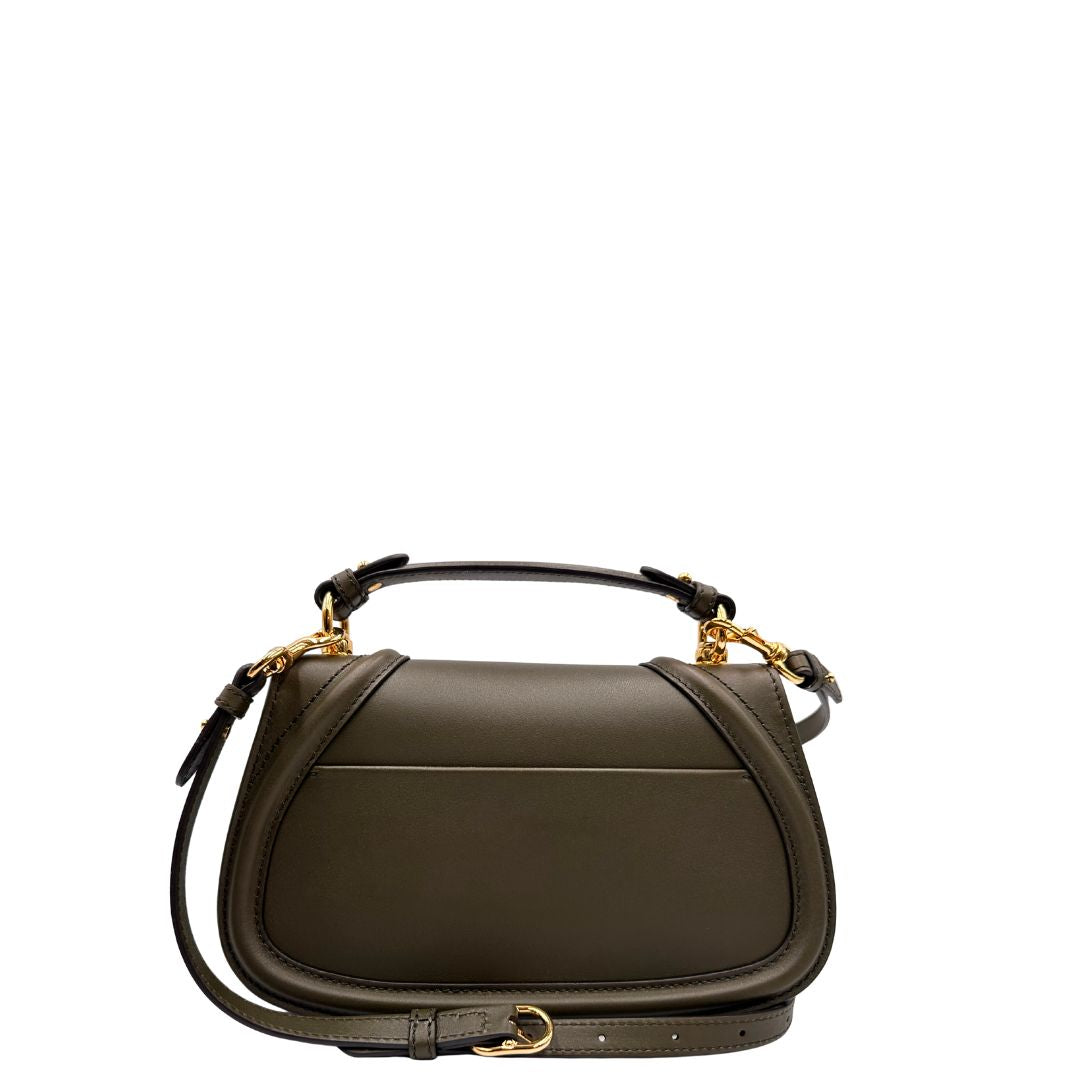 retro  Borsa Gucci in pelle verde oliva con parti metalliche dorate; munita di un manico singolo e una tracolla amovibile e regolabile. Completa di dustbag, di lusso, originale, ottime condizioni, usata. 