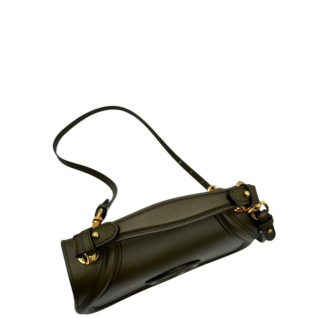 interno  Borsa Gucci in pelle verde oliva con parti metalliche dorate; munita di un manico singolo e una tracolla amovibile e regolabile. Completa di dustbag, di lusso, originale, ottime condizioni, usata. 