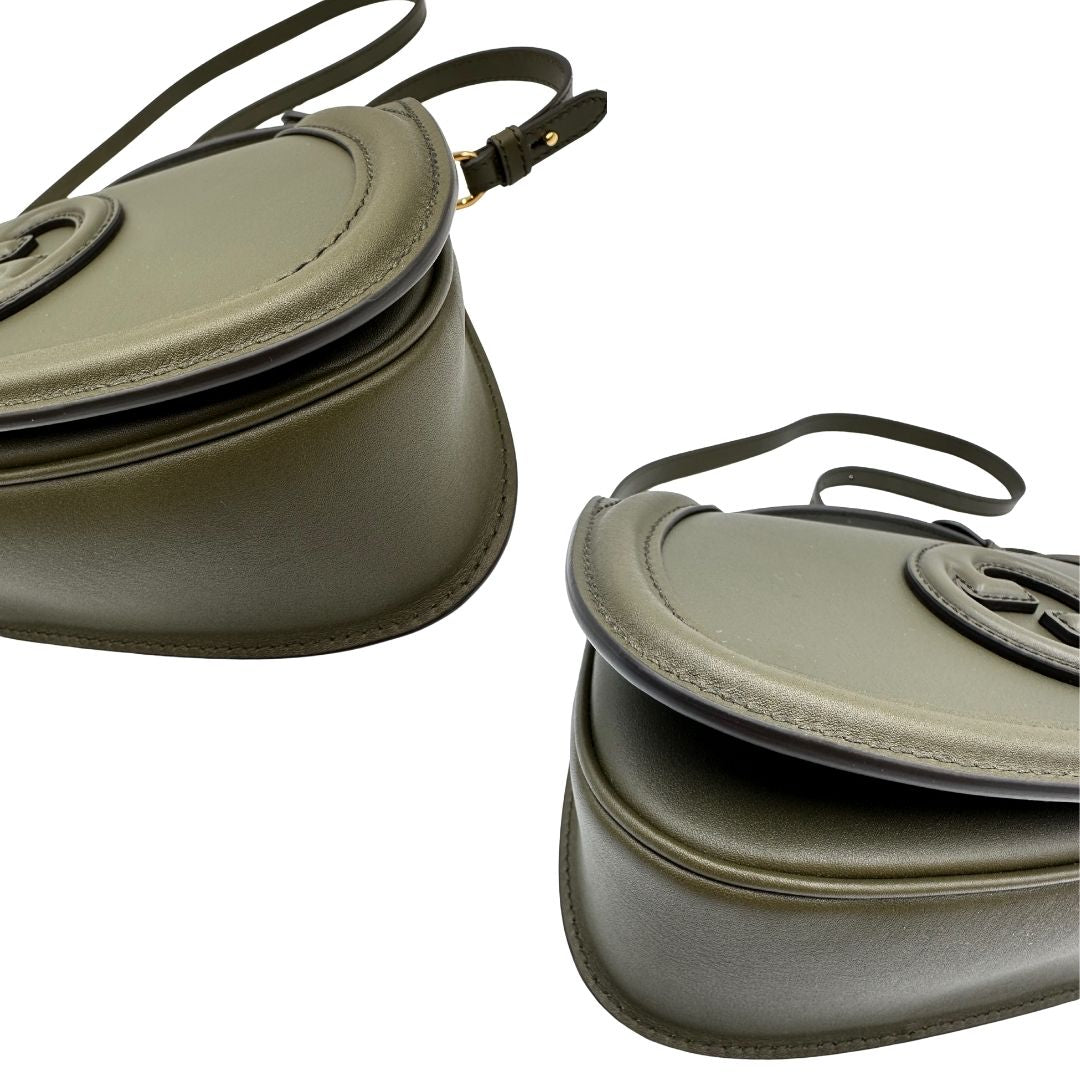 angoli  Borsa Gucci in pelle verde oliva con parti metalliche dorate; munita di un manico singolo e una tracolla amovibile e regolabile. Completa di dustbag, di lusso, originale, ottime condizioni, usata. 