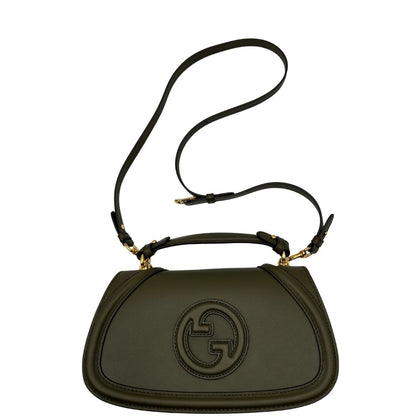  Borsa Gucci in pelle verde oliva con parti metalliche dorate; munita di un manico singolo e una tracolla amovibile e regolabile. Completa di dustbag, di lusso, originale, ottime condizioni, usata. 