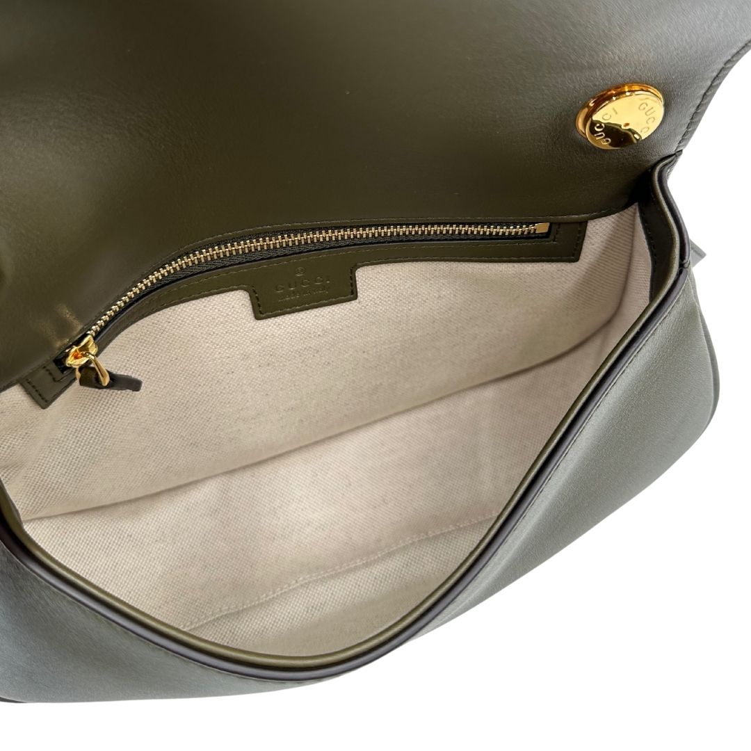 interno  Borsa Gucci in pelle verde oliva con parti metalliche dorate; munita di un manico singolo e una tracolla amovibile e regolabile. Completa di dustbag, di lusso, originale, ottime condizioni, usata. 