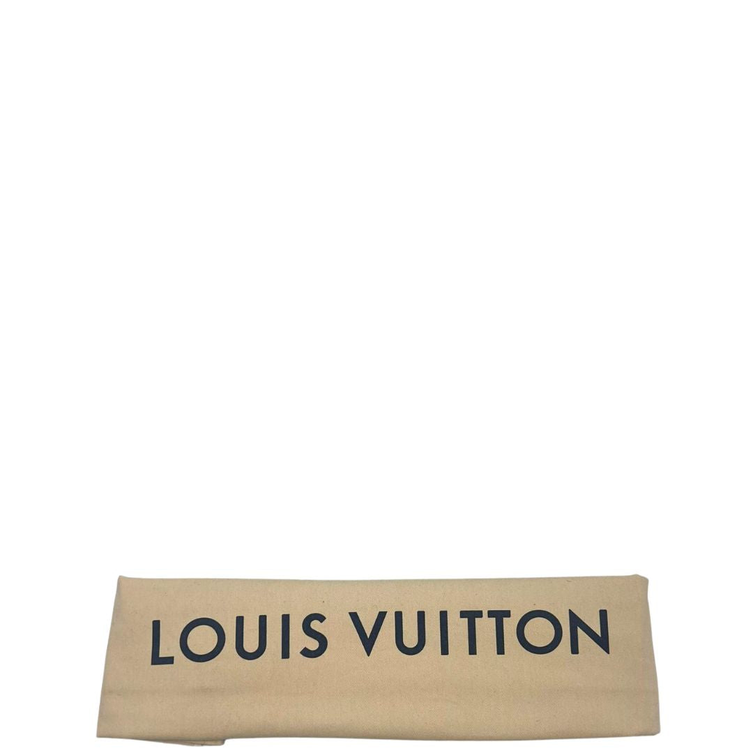 Dustbag di una borsa Louis Vuitton Neverfull MM in canvas base tie-dye nelle tonalità del blu e bianco, con finiture in pelle blu navy. Da un lato ha stampa Monogram Giant, dall'altra Monogram. Parti metalliche argentate; munita di doppi manici, indossabile a spalla.