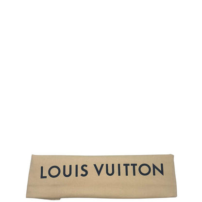 Dustbag di una borsa Louis Vuitton Neverfull MM in canvas base tie-dye nelle tonalità del blu e bianco, con finiture in pelle blu navy. Da un lato ha stampa Monogram Giant, dall'altra Monogram. Parti metalliche argentate; munita di doppi manici, indossabile a spalla.