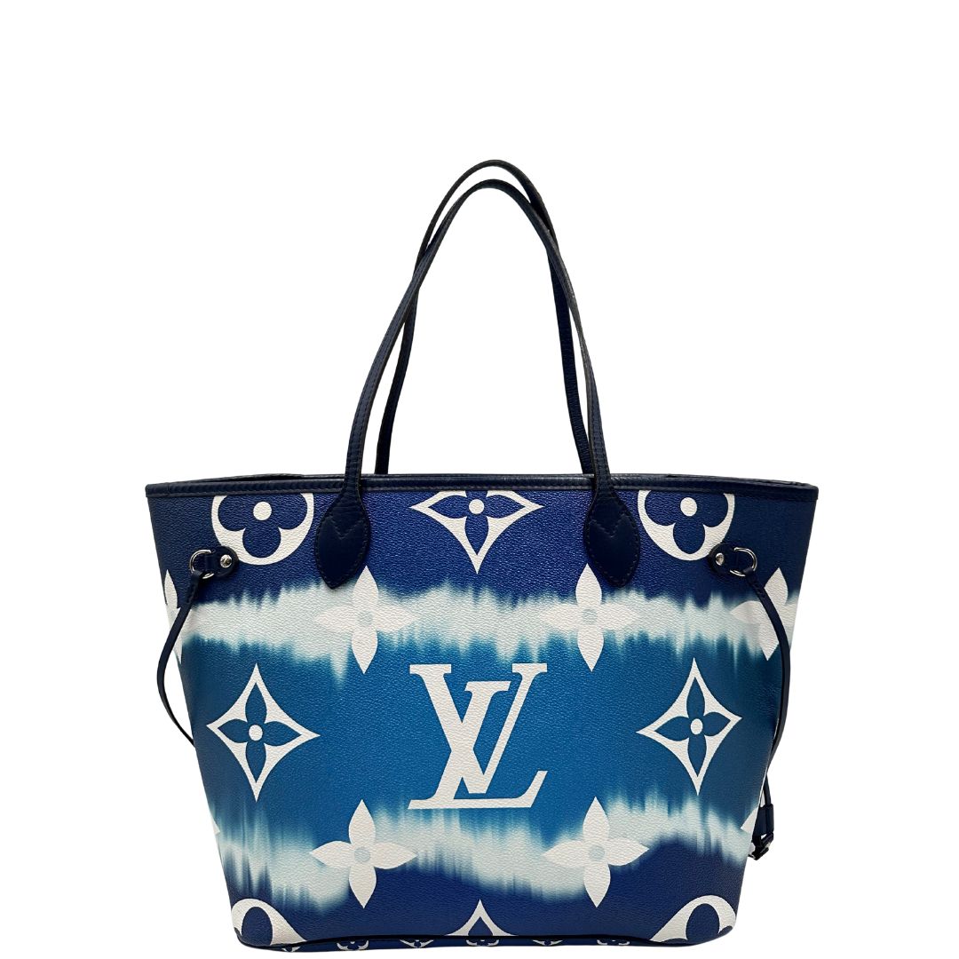 Front di una borsa Louis Vuitton Neverfull MM in canvas base tie-dye nelle tonalità del blu e bianco, con finiture in pelle blu navy. Da un lato ha stampa Monogram Giant, dall'altra Monogram. Parti metalliche argentate; munita di doppi manici e dustbag, indossabile a spalla.