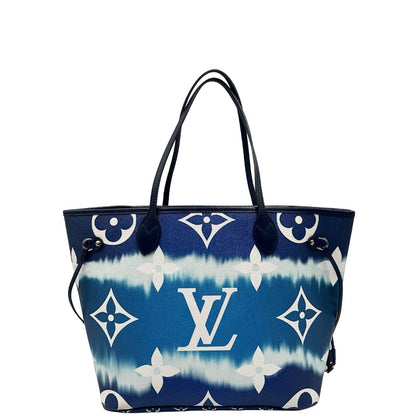 Front di una borsa Louis Vuitton Neverfull MM in canvas base tie-dye nelle tonalità del blu e bianco, con finiture in pelle blu navy. Da un lato ha stampa Monogram Giant, dall'altra Monogram. Parti metalliche argentate; munita di doppi manici e dustbag, indossabile a spalla.