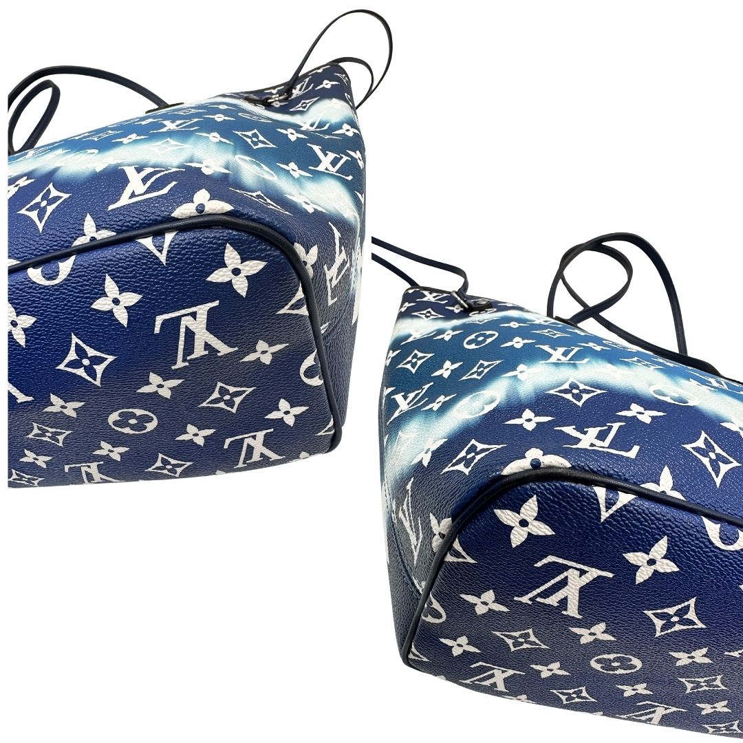 Angoli di una borsa Louis Vuitton Neverfull MM in canvas base tie-dye nelle tonalità del blu e bianco, con finiture in pelle blu navy. Da un lato ha stampa Monogram Giant, dall'altra Monogram. Parti metalliche argentate; munita di doppi manici e dustbag, indossabile a spalla.