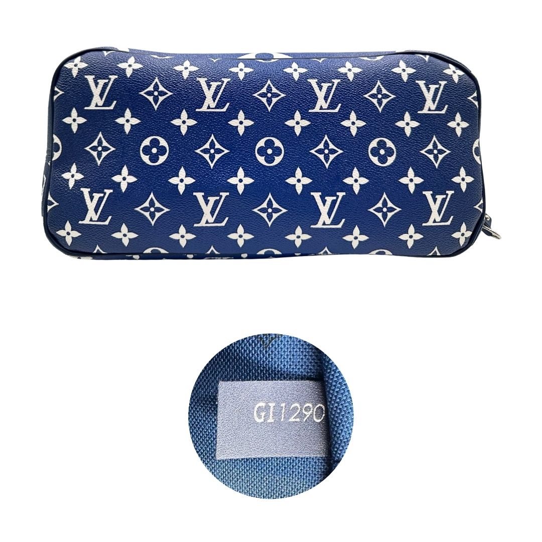 Base e codice di una borsa Louis Vuitton Neverfull MM in canvas base tie-dye nelle tonalità del blu e bianco, con finiture in pelle blu navy. Da un lato ha stampa Monogram Giant, dall'altra Monogram. Parti metalliche argentate; munita di doppi manici e dustbag, indossabile a spalla.