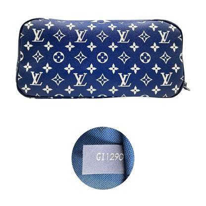 Base e codice di una borsa Louis Vuitton Neverfull MM in canvas base tie-dye nelle tonalità del blu e bianco, con finiture in pelle blu navy. Da un lato ha stampa Monogram Giant, dall'altra Monogram. Parti metalliche argentate; munita di doppi manici e dustbag, indossabile a spalla.