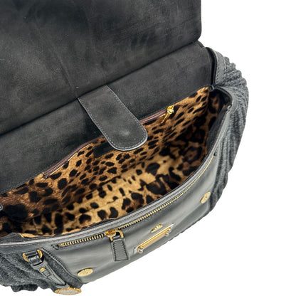 Interno di una Borsa D&G Miss Sicily in lana grigia con parti metalliche dorate e finiture in pelle nera e dettagli fiori ; munita di un manico singolo stondato e ciondolo logato. completa di dustbag e card d'autenticità. Originale, usata, di lusso, in ottime condizione.