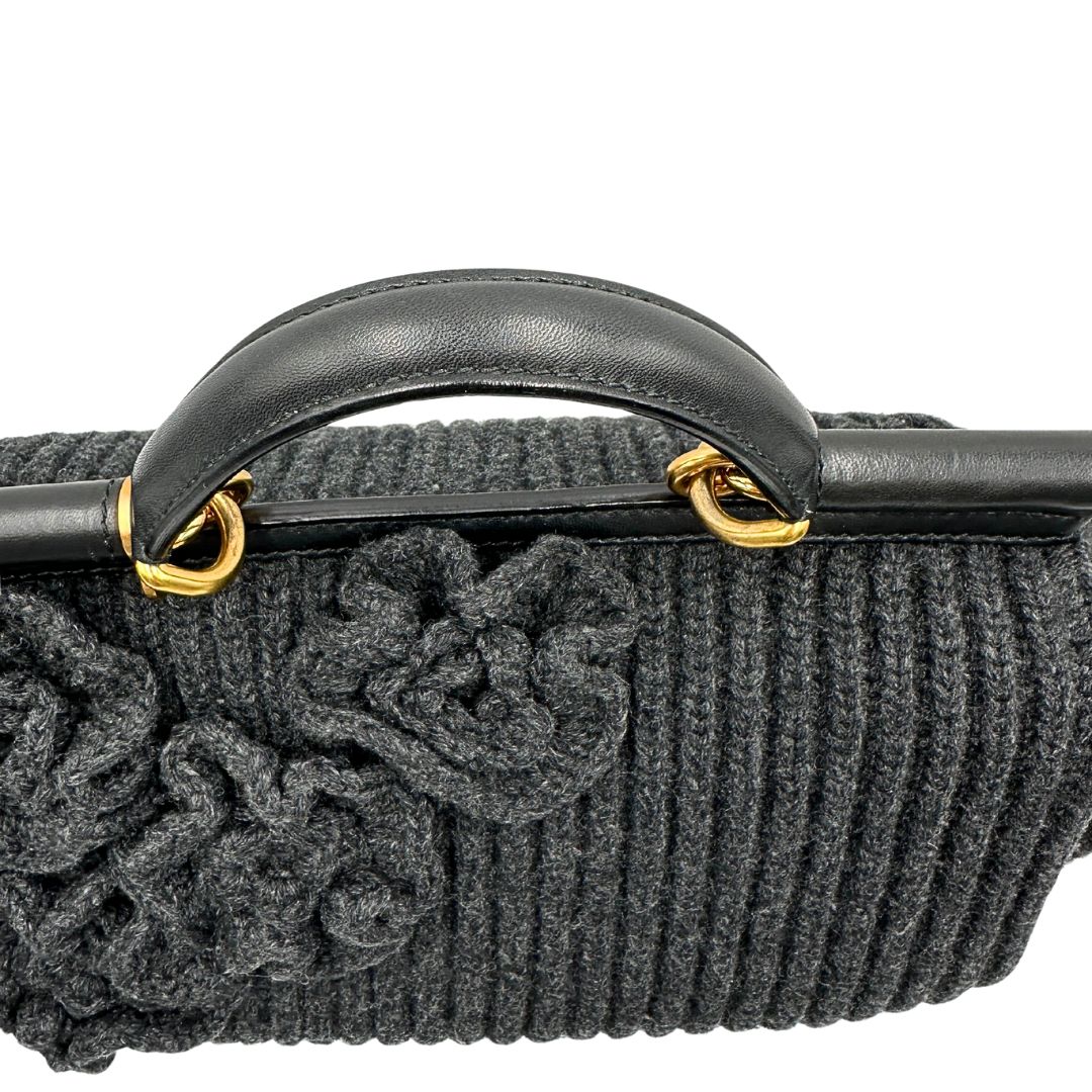 Manico di una Borsa D&G Miss Sicily in lana grigia con parti metalliche dorate e finiture in pelle nera e dettagli fiori ; munita di un manico singolo stondato e ciondolo logato. completa di dustbag e card d'autenticità. Originale, usata, di lusso, in ottime condizione.