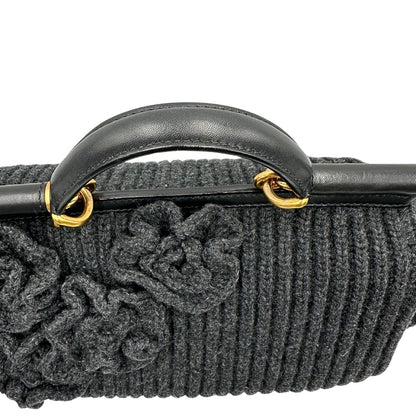 Manico di una Borsa D&G Miss Sicily in lana grigia con parti metalliche dorate e finiture in pelle nera e dettagli fiori ; munita di un manico singolo stondato e ciondolo logato. completa di dustbag e card d'autenticità. Originale, usata, di lusso, in ottime condizione.