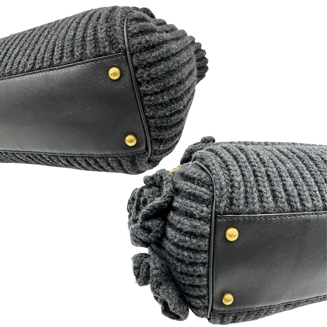 Angoli di una Borsa D&G Miss Sicily in lana grigia con parti metalliche dorate e finiture in pelle nera e dettagli fiori ; munita di un manico singolo stondato e ciondolo logato. completa di dustbag e card d'autenticità. Originale, usata, di lusso, in ottime condizione.