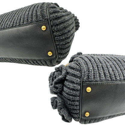 Angoli di una Borsa D&G Miss Sicily in lana grigia con parti metalliche dorate e finiture in pelle nera e dettagli fiori ; munita di un manico singolo stondato e ciondolo logato. completa di dustbag e card d'autenticità. Originale, usata, di lusso, in ottime condizione.