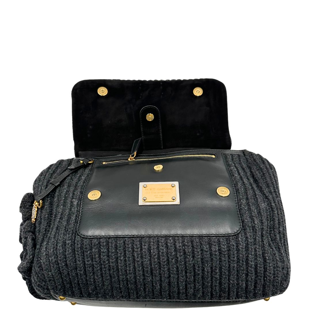 Borsa D&G Miss Sicily in lana grigia con parti metalliche dorate e finiture in pelle nera e dettagli fiori ; munita di un manico singolo stondato e ciondolo logato. completa di dustbag e card d'autenticità. Originale, usata, di lusso, in ottime condizione.