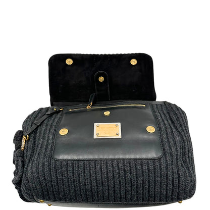 Borsa D&G Miss Sicily in lana grigia con parti metalliche dorate e finiture in pelle nera e dettagli fiori ; munita di un manico singolo stondato e ciondolo logato. completa di dustbag e card d'autenticità. Originale, usata, di lusso, in ottime condizione.