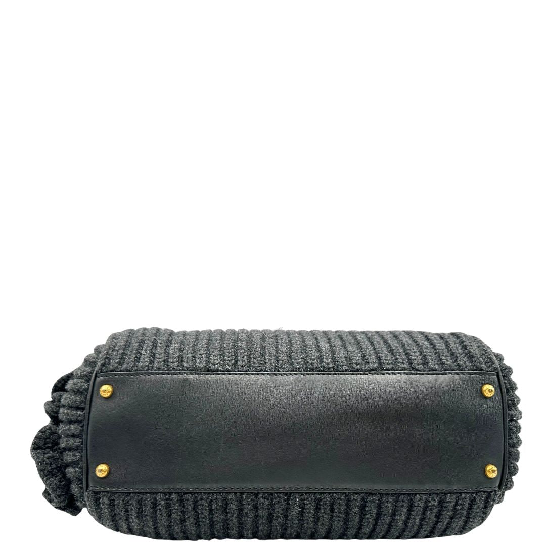 Base di una Borsa D&G Miss Sicily in lana grigia con parti metalliche dorate e finiture in pelle nera e dettagli fiori ; munita di un manico singolo stondato e ciondolo logato. completa di dustbag e card d'autenticità. Originale, usata, di lusso, in ottime condizione.