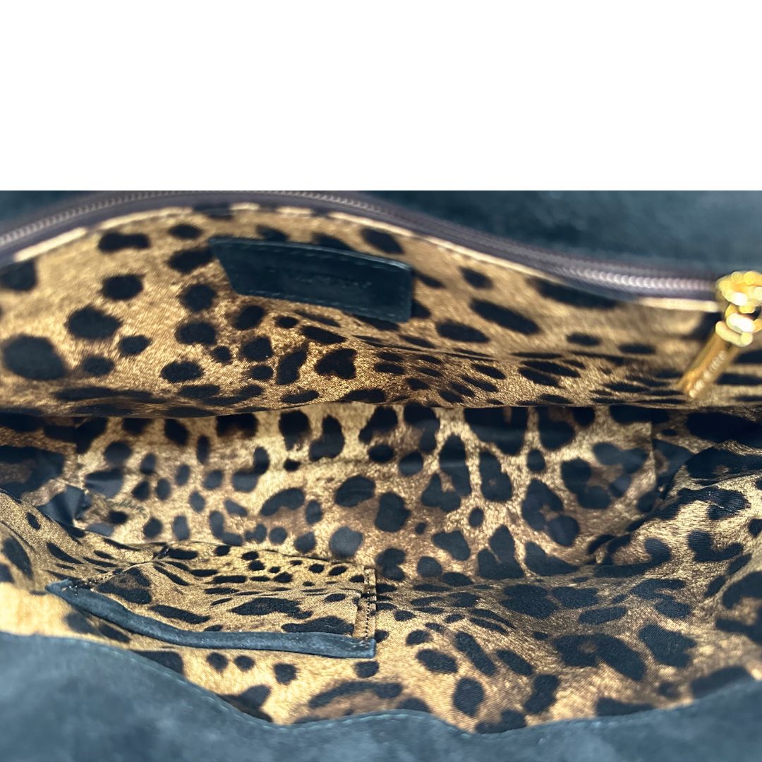 Interno di una Borsa D&G Miss Sicily in lana grigia con parti metalliche dorate e finiture in pelle nera e dettagli fiori ; munita di un manico singolo stondato e ciondolo logato. completa di dustbag e card d'autenticità. Originale, usata, di lusso, in ottime condizione.