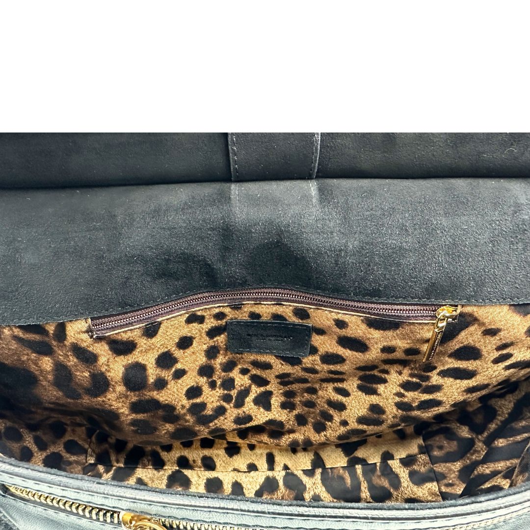 Interno di una Borsa D&G Miss Sicily in lana grigia con parti metalliche dorate e finiture in pelle nera e dettagli fiori ; munita di un manico singolo stondato e ciondolo logato. completa di dustbag e card d'autenticità. Originale, usata, di lusso, in ottime condizione.