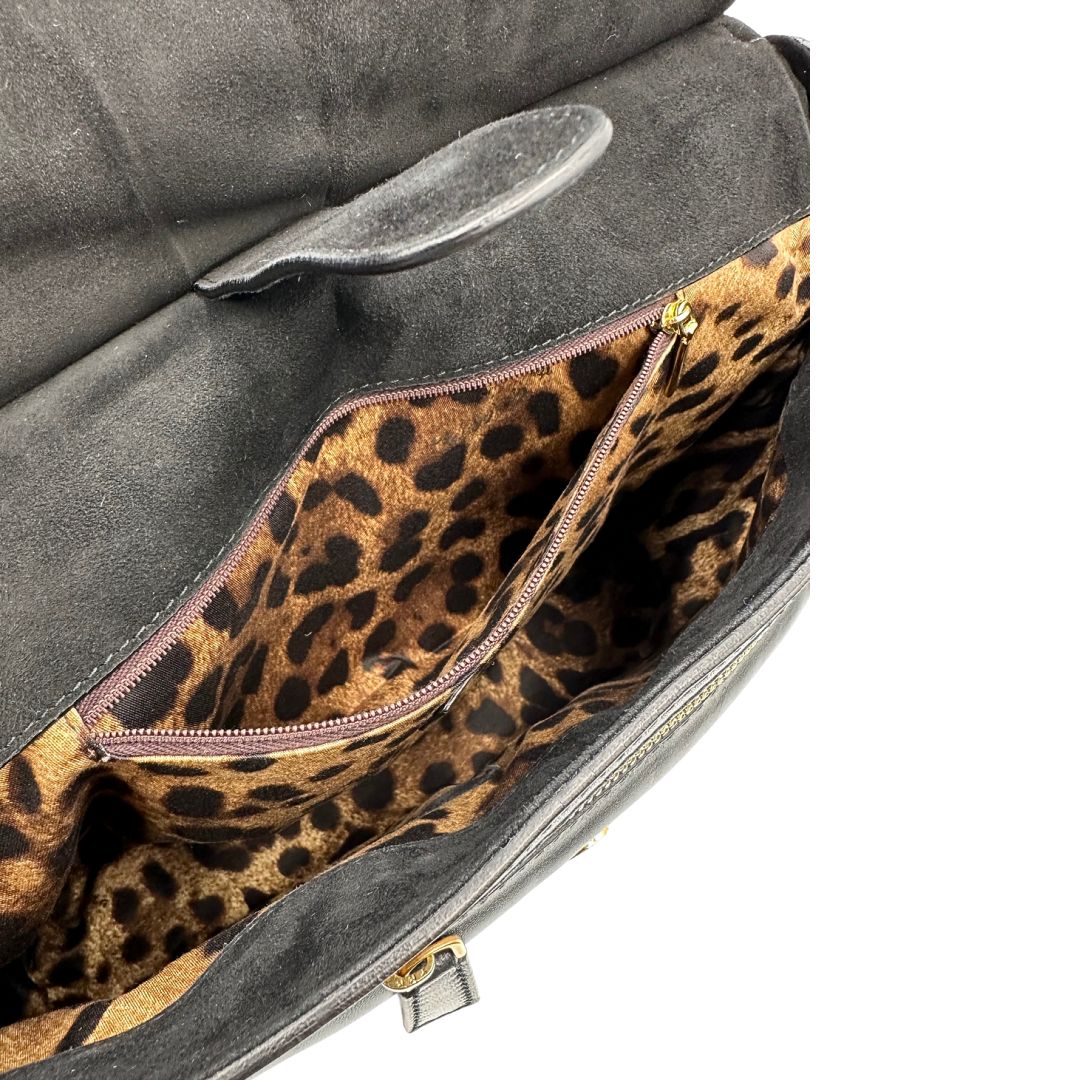 Interno di una Borsa D&G Miss Sicily in lana grigia con parti metalliche dorate e finiture in pelle nera e dettagli fiori ; munita di un manico singolo stondato e ciondolo logato. completa di dustbag e card d'autenticità. Originale, usata, di lusso, in ottime condizione.