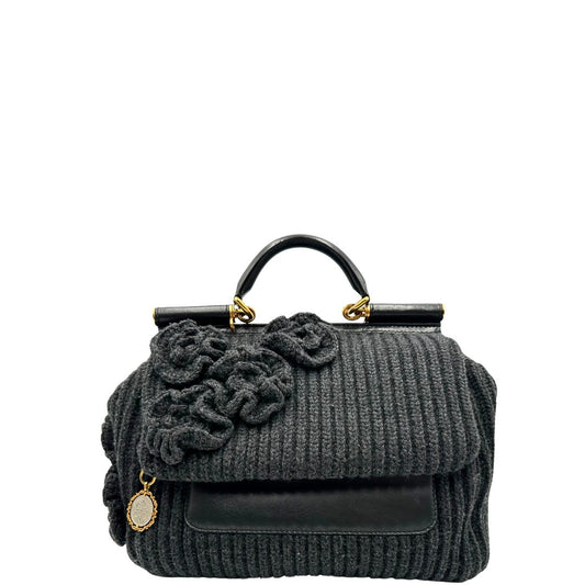 Front di una Borsa D&G Miss Sicily in lana grigia con parti metalliche dorate e finiture in pelle nera e dettagli fiori ; munita di un manico singolo stondato e ciondolo logato. completa di dustbag e card d'autenticità. Originale, usata, di lusso, in ottime condizione.