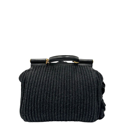 Retro di una Borsa D&G Miss Sicily in lana grigia con parti metalliche dorate e finiture in pelle nera e dettagli fiori ; munita di un manico singolo stondato e ciondolo logato. completa di dustbag e card d'autenticità. Originale, usata, di lusso, in ottime condizione.