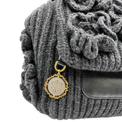 Ciondolo di una Borsa D&G Miss Sicily in lana grigia con parti metalliche dorate e finiture in pelle nera e dettagli fiori ; munita di un manico singolo stondato e ciondolo logato. completa di dustbag e card d'autenticità. Originale, usata, di lusso, in ottime condizione.
