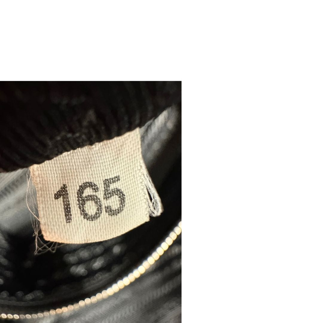 Codice di una Borsa Prada in tessuto nylon goffrato nero con parti metalliche argentate e inserti in pelle tono su tono, munita di una tracolla regolabile e amovibile. Completa di dustbag. Originale, usata, di lusso, in ottime condizioni.