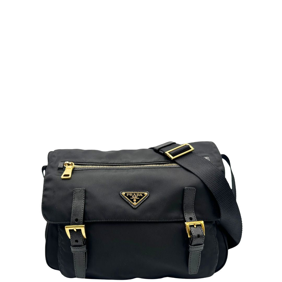 front Borsa Prada in nylon nero con finiture in pelle tono su tono e parti metalliche dorate; munita di una tracolla regolabile in tessuto. Completa di dustbag, di lusso, originale, ottime condizioni, usata. 