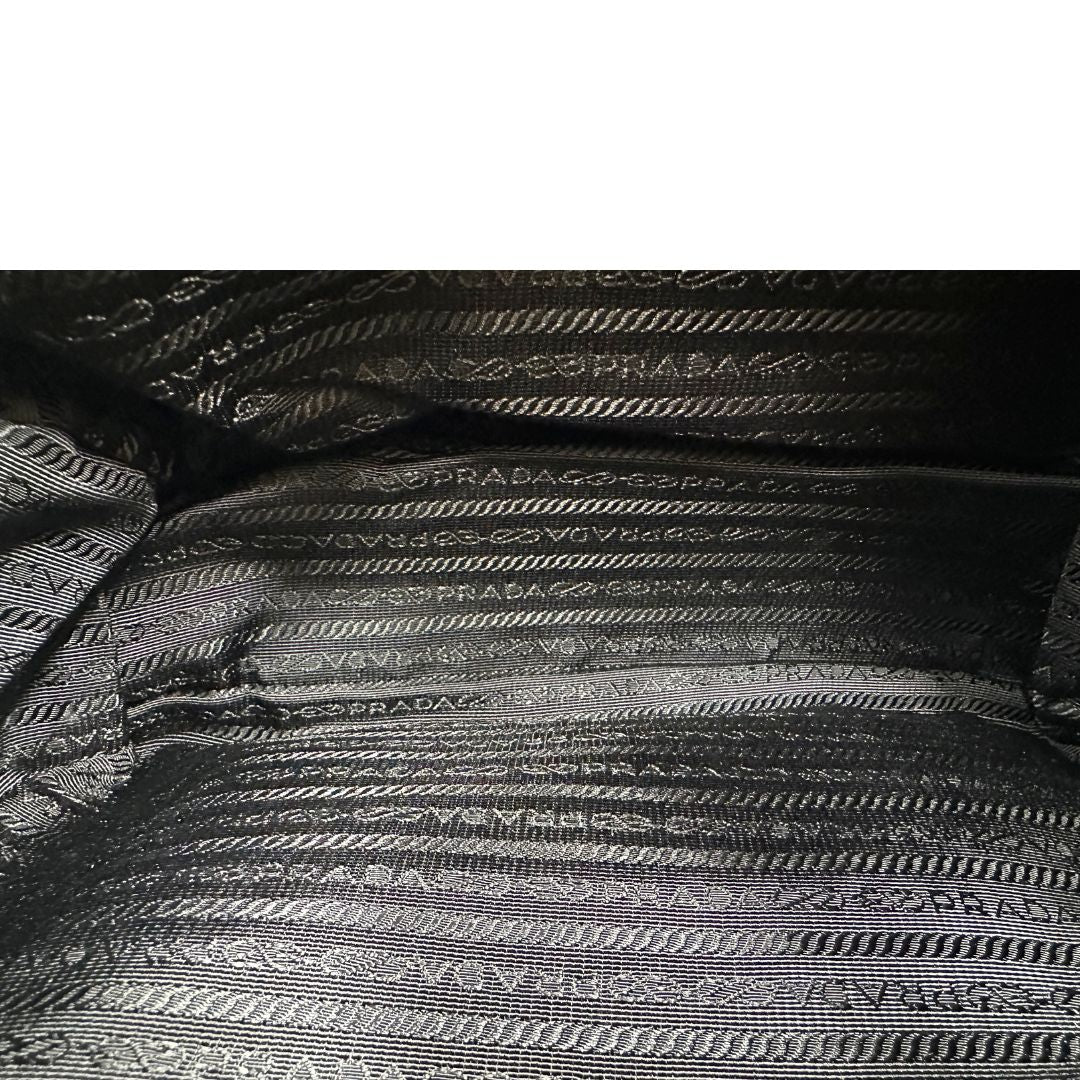 interno Borsa Prada in nylon nero con finiture in pelle tono su tono e parti metalliche dorate; munita di una tracolla regolabile in tessuto. Completa di dustbag, di lusso, originale, ottime condizioni, usata. 