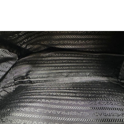 interno Borsa Prada in nylon nero con finiture in pelle tono su tono e parti metalliche dorate; munita di una tracolla regolabile in tessuto. Completa di dustbag, di lusso, originale, ottime condizioni, usata. 