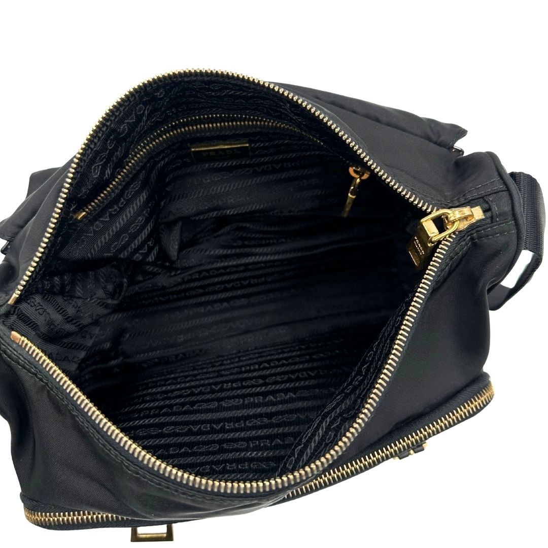 interno Borsa Prada in nylon nero con finiture in pelle tono su tono e parti metalliche dorate; munita di una tracolla regolabile in tessuto. Completa di dustbag, di lusso, originale, ottime condizioni, usata. 