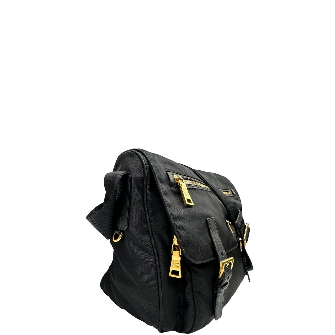 lato Borsa Prada in nylon nero con finiture in pelle tono su tono e parti metalliche dorate; munita di una tracolla regolabile in tessuto. Completa di dustbag, di lusso, originale, ottime condizioni, usata. 