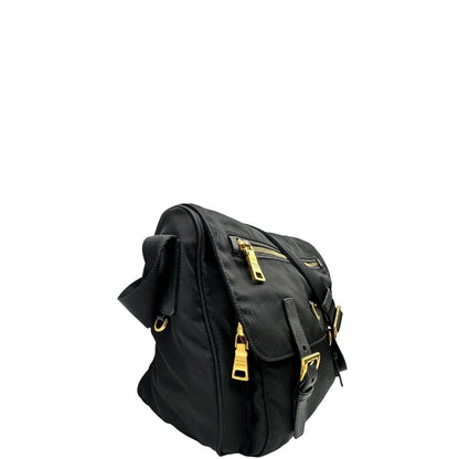 lato Borsa Prada in nylon nero con finiture in pelle tono su tono e parti metalliche dorate; munita di una tracolla regolabile in tessuto. Completa di dustbag, di lusso, originale, ottime condizioni, usata. 