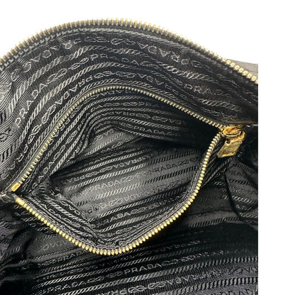 interno Borsa Prada in nylon nero con finiture in pelle tono su tono e parti metalliche dorate; munita di una tracolla regolabile in tessuto. Completa di dustbag, di lusso, originale, ottime condizioni, usata. 