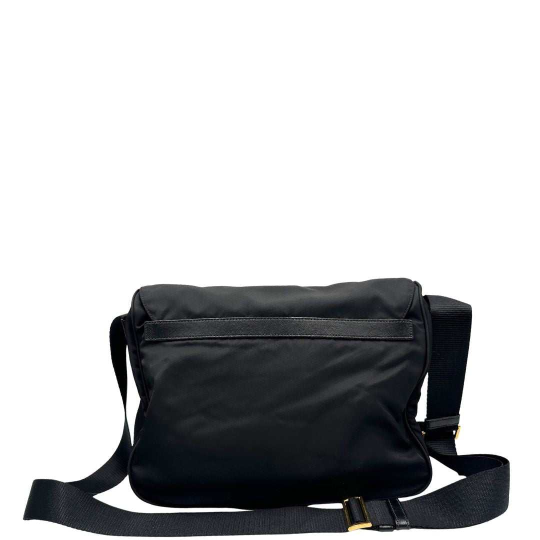 retro Borsa Prada in nylon nero con finiture in pelle tono su tono e parti metalliche dorate; munita di una tracolla regolabile in tessuto. Completa di dustbag, di lusso, originale, ottime condizioni, usata. 