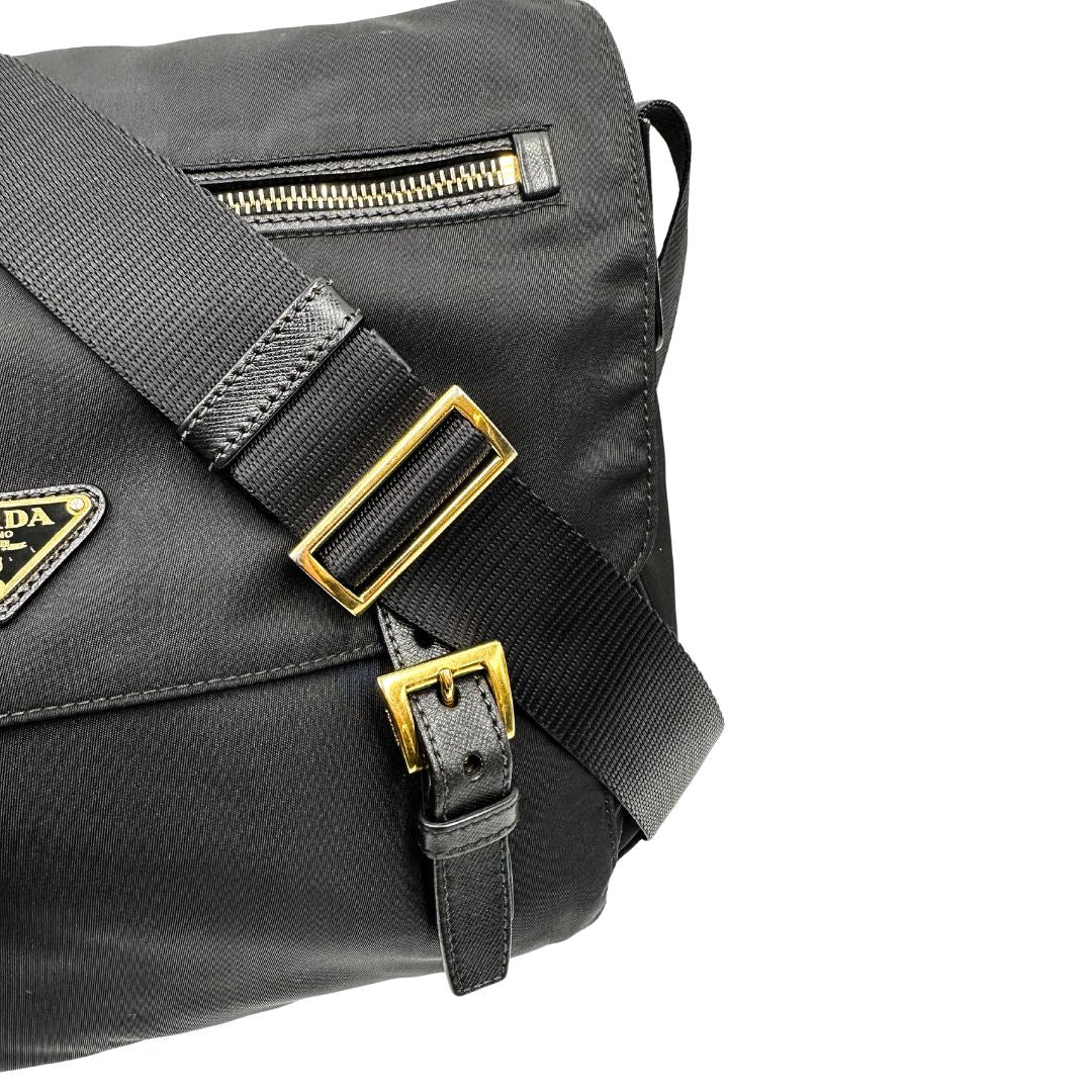 Borsa Prada in nylon nero con finiture in pelle tono su tono e parti metalliche dorate; munita di una tracolla regolabile in tessuto. Completa di dustbag, di lusso, originale, ottime condizioni, usata. 