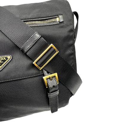 Borsa Prada in nylon nero con finiture in pelle tono su tono e parti metalliche dorate; munita di una tracolla regolabile in tessuto. Completa di dustbag, di lusso, originale, ottime condizioni, usata. 