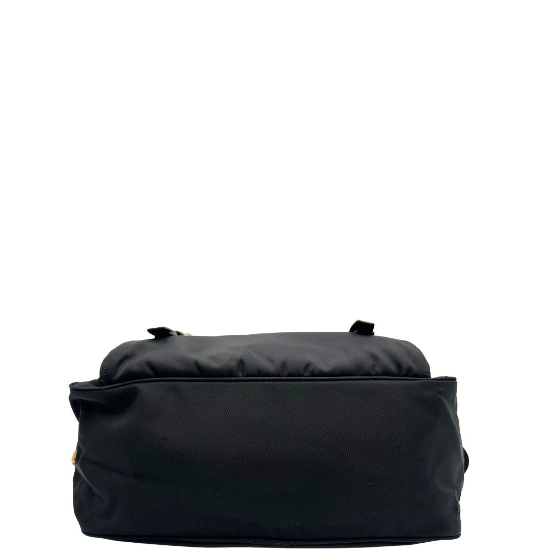 base Borsa Prada in nylon nero con finiture in pelle tono su tono e parti metalliche dorate; munita di una tracolla regolabile in tessuto. Completa di dustbag, di lusso, originale, ottime condizioni, usata. 