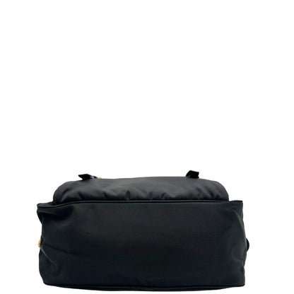 base Borsa Prada in nylon nero con finiture in pelle tono su tono e parti metalliche dorate; munita di una tracolla regolabile in tessuto. Completa di dustbag, di lusso, originale, ottime condizioni, usata. 
