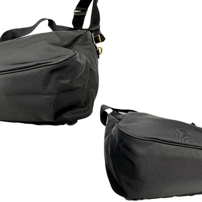 angoli Borsa Prada in nylon nero con finiture in pelle tono su tono e parti metalliche dorate; munita di una tracolla regolabile in tessuto. Completa di dustbag, di lusso, originale, ottime condizioni, usata. 