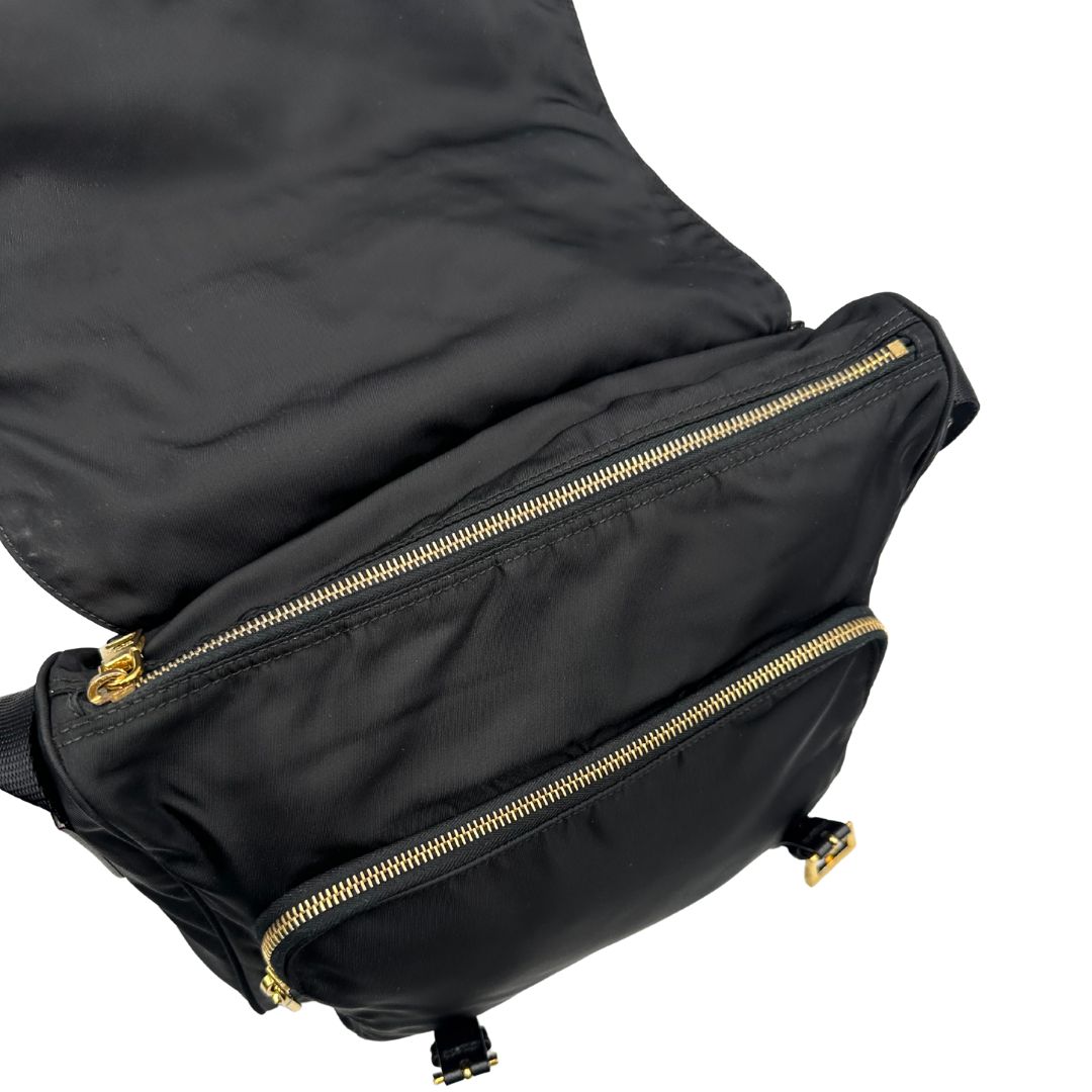 interno Borsa Prada in nylon nero con finiture in pelle tono su tono e parti metalliche dorate; munita di una tracolla regolabile in tessuto. Completa di dustbag, di lusso, originale, ottime condizioni, usata. 