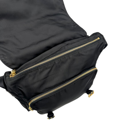 interno Borsa Prada in nylon nero con finiture in pelle tono su tono e parti metalliche dorate; munita di una tracolla regolabile in tessuto. Completa di dustbag, di lusso, originale, ottime condizioni, usata. 