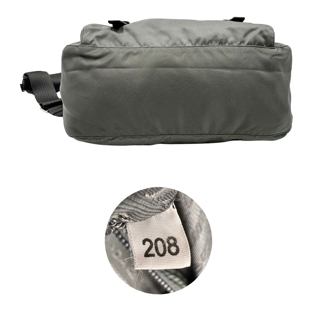 base e codice della Borsa Prada in nylon grigio verdastro con finiture in pelle saffiano e parti metalliche argentate; munita di una tracolla regolabile in tessuto, di lusso, originale, ottime condizioni, usata. 