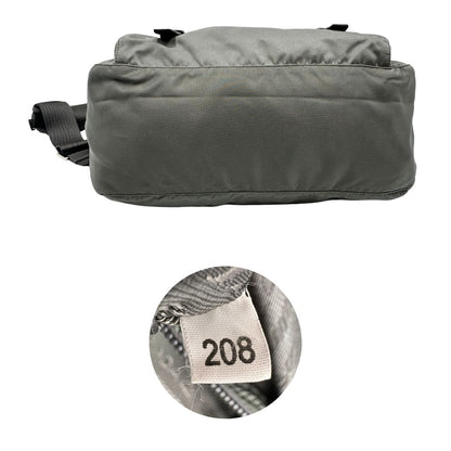 base e codice della Borsa Prada in nylon grigio verdastro con finiture in pelle saffiano e parti metalliche argentate; munita di una tracolla regolabile in tessuto, di lusso, originale, ottime condizioni, usata. 