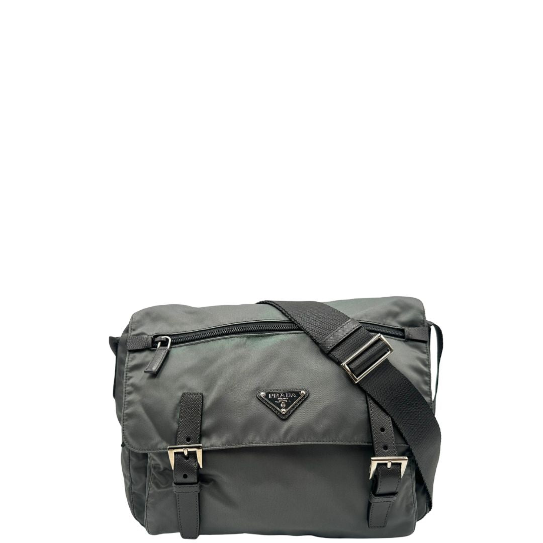 front Borsa Prada in nylon grigio verdastro con finiture in pelle saffiano e parti metalliche argentate; munita di una tracolla regolabile in tessuto, di lusso, originale, ottime condizioni, usata.