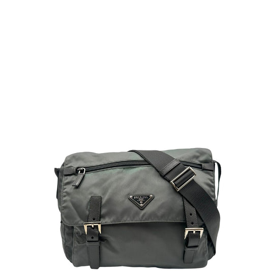 front Borsa Prada in nylon grigio verdastro con finiture in pelle saffiano e parti metalliche argentate; munita di una tracolla regolabile in tessuto, di lusso, originale, ottime condizioni, usata.
