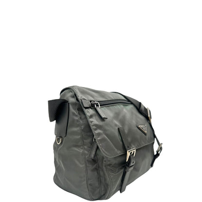 lato Borsa Prada in nylon grigio verdastro con finiture in pelle saffiano e parti metalliche argentate; munita di una tracolla regolabile in tessuto, di lusso, originale, ottime condizioni, usata. 
