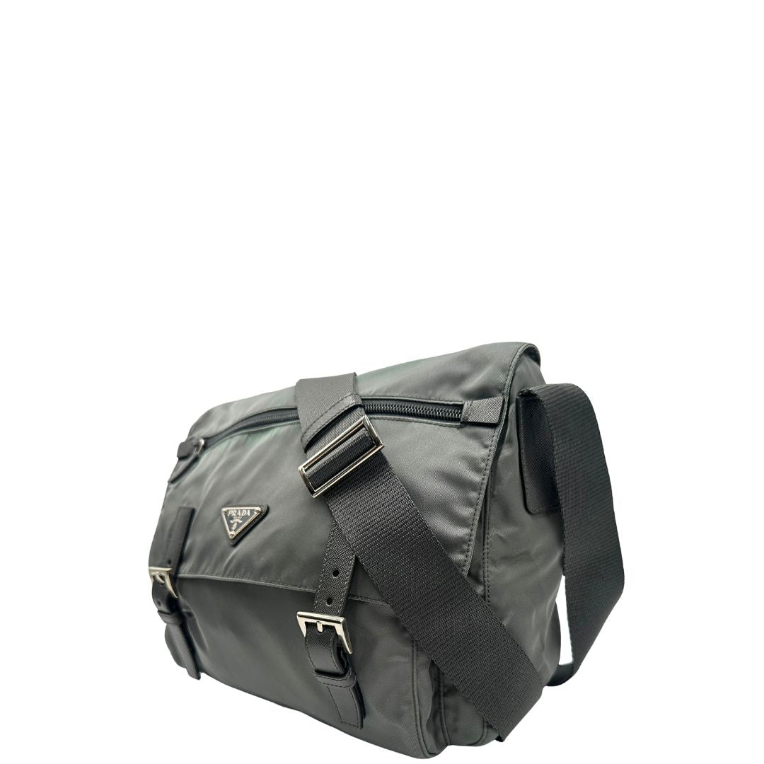 lato Borsa Prada in nylon grigio verdastro con finiture in pelle saffiano e parti metalliche argentate; munita di una tracolla regolabile in tessuto, di lusso, originale, ottime condizioni, usata. 