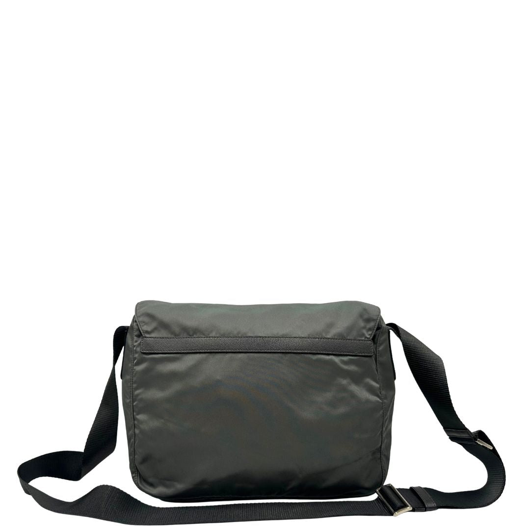 retro Borsa Prada in nylon grigio verdastro con finiture in pelle saffiano e parti metalliche argentate; munita di una tracolla regolabile in tessuto, di lusso, originale, ottime condizioni, usata. 