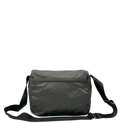 retro Borsa Prada in nylon grigio verdastro con finiture in pelle saffiano e parti metalliche argentate; munita di una tracolla regolabile in tessuto, di lusso, originale, ottime condizioni, usata. 